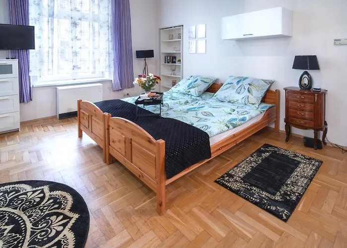 Cozy Rachel-Near Rynek Netflix