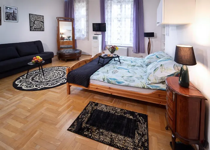 Cozy Rachel-Near Rynek Netflix